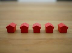Ce qu’il faut savoir sur l’assurance habitation quand on est locataire red blocks on brown wooden table